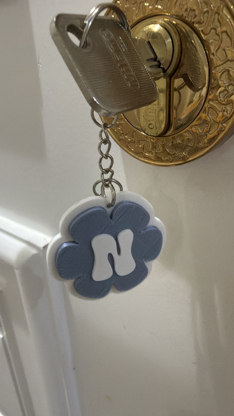 ميدالية زهرة بحرف – تصميم لطيف ومخصّص